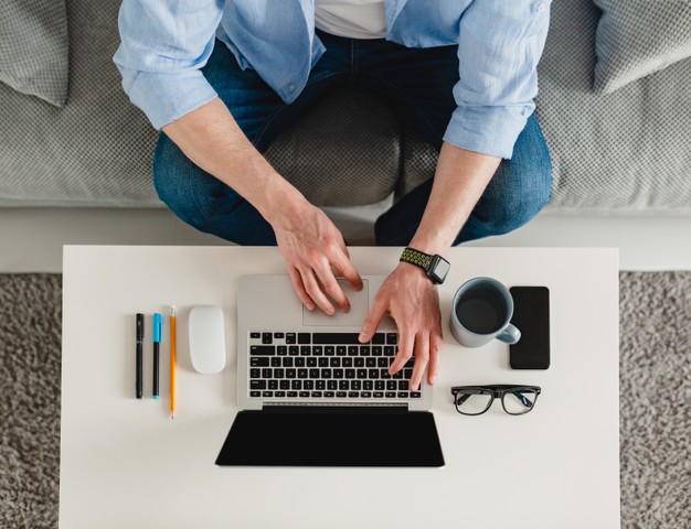 lavoro post-covid: persona seduta sul divano con laptop che lavora